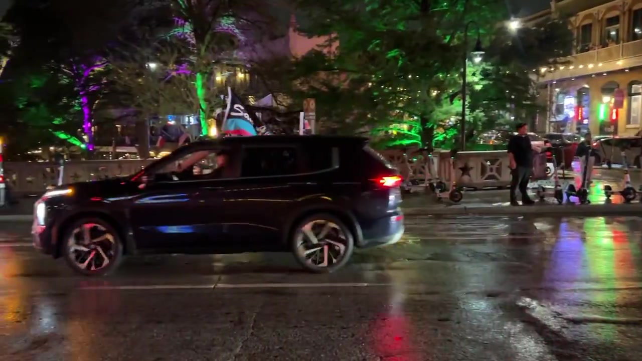 时隔七年重返季后赛并取胜大批马刺球迷开车上街鸣笛庆祝