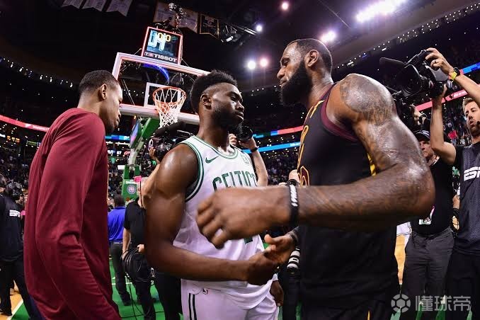 杰伦-布朗：我们有好几个群聊，詹姆斯在群里很活跃